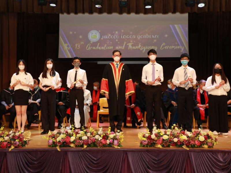 20220625_the_13th_graduation_graduates_receiving_diploma_3