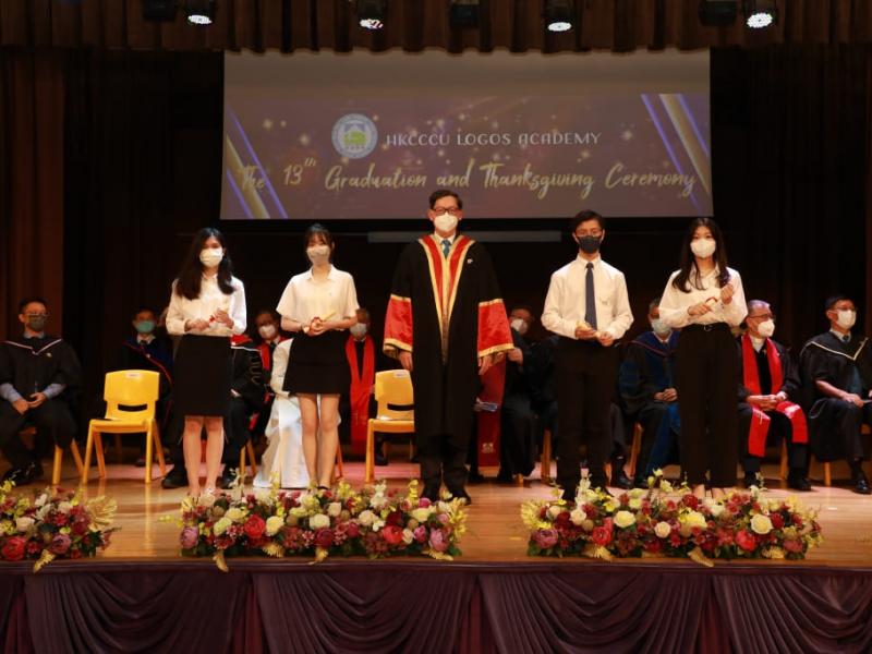 20220625_the_13th_graduation_graduates_receiving_diploma_35